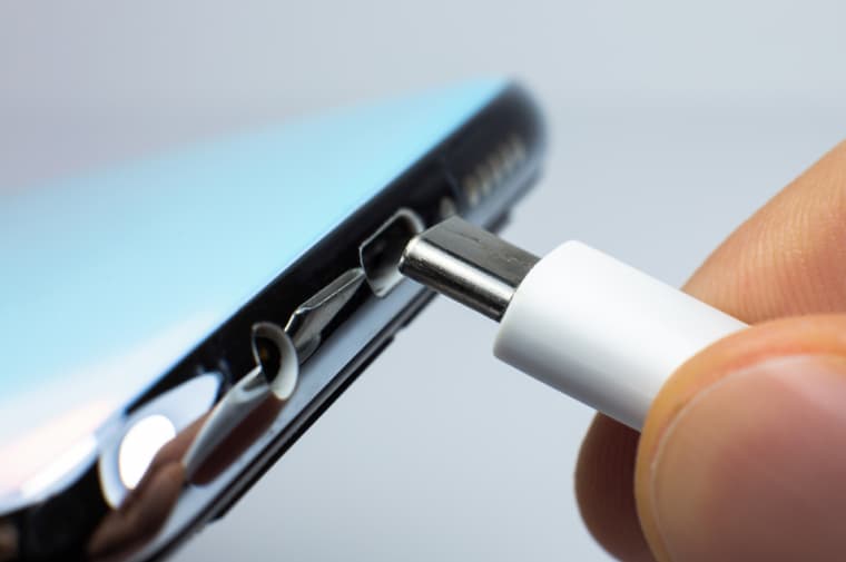 Телефон не заряжается или заряжается медленно: 8 причин и решений