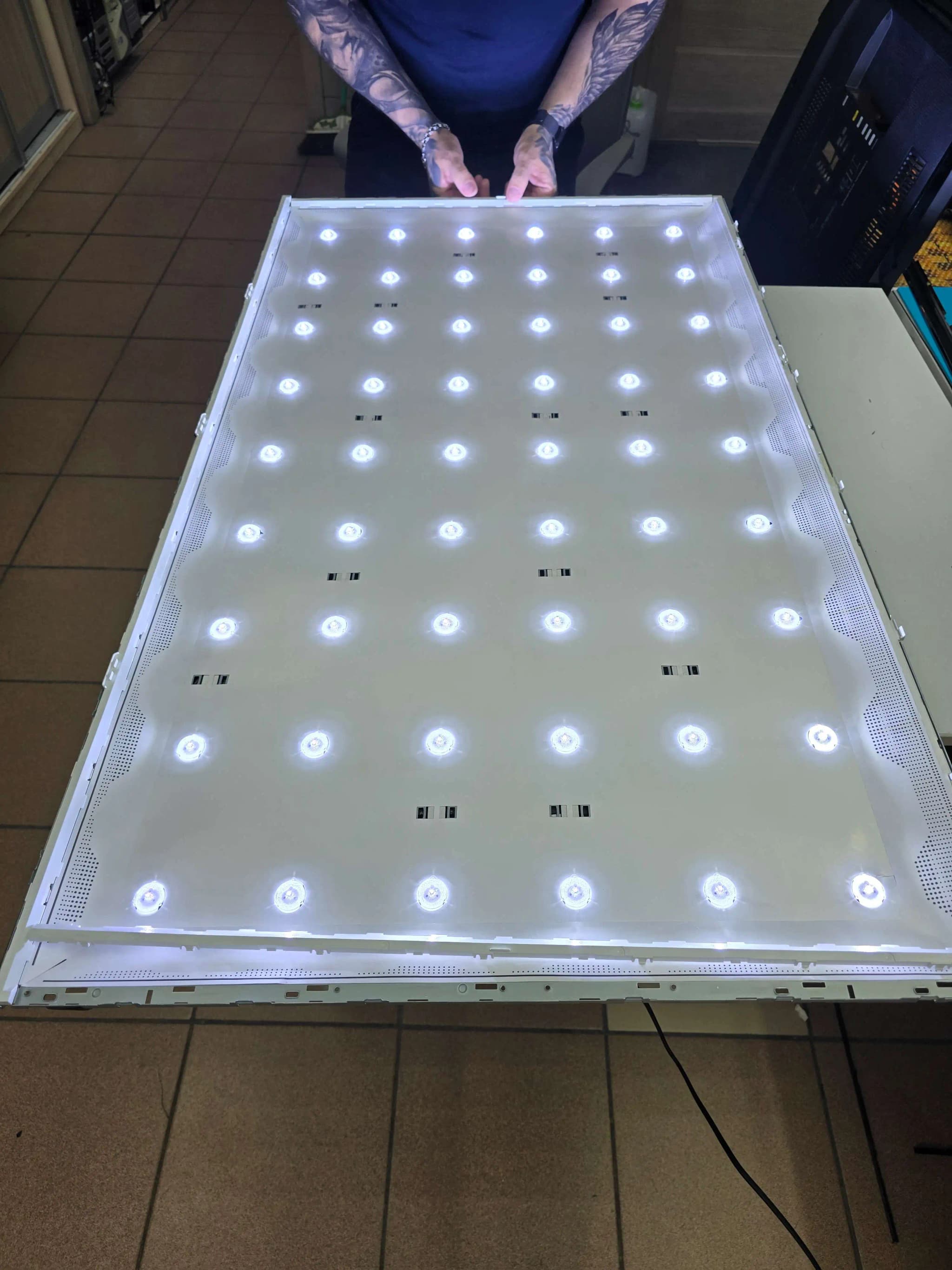 Телевизор после замены подсветки на стенде тестирования