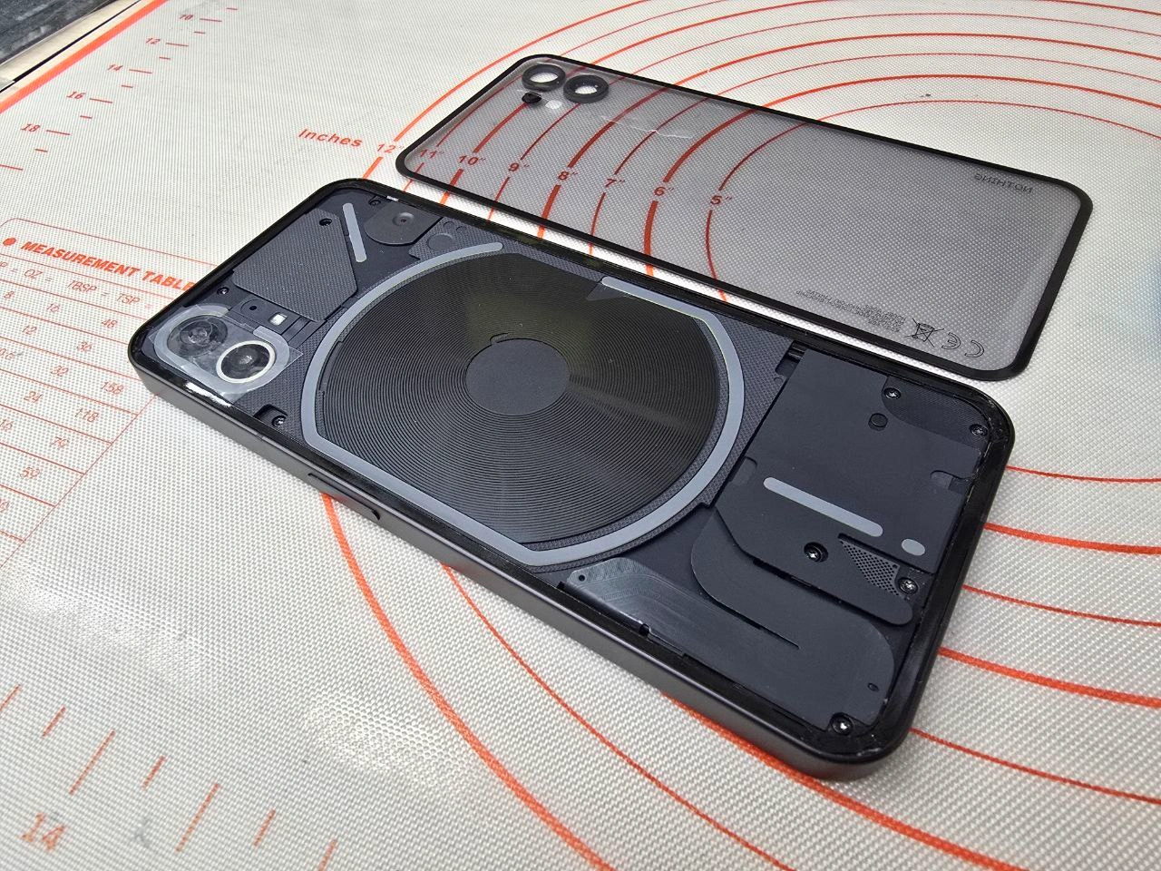 Nothing Phone 1 и задняя крышка перед финальной сборкой