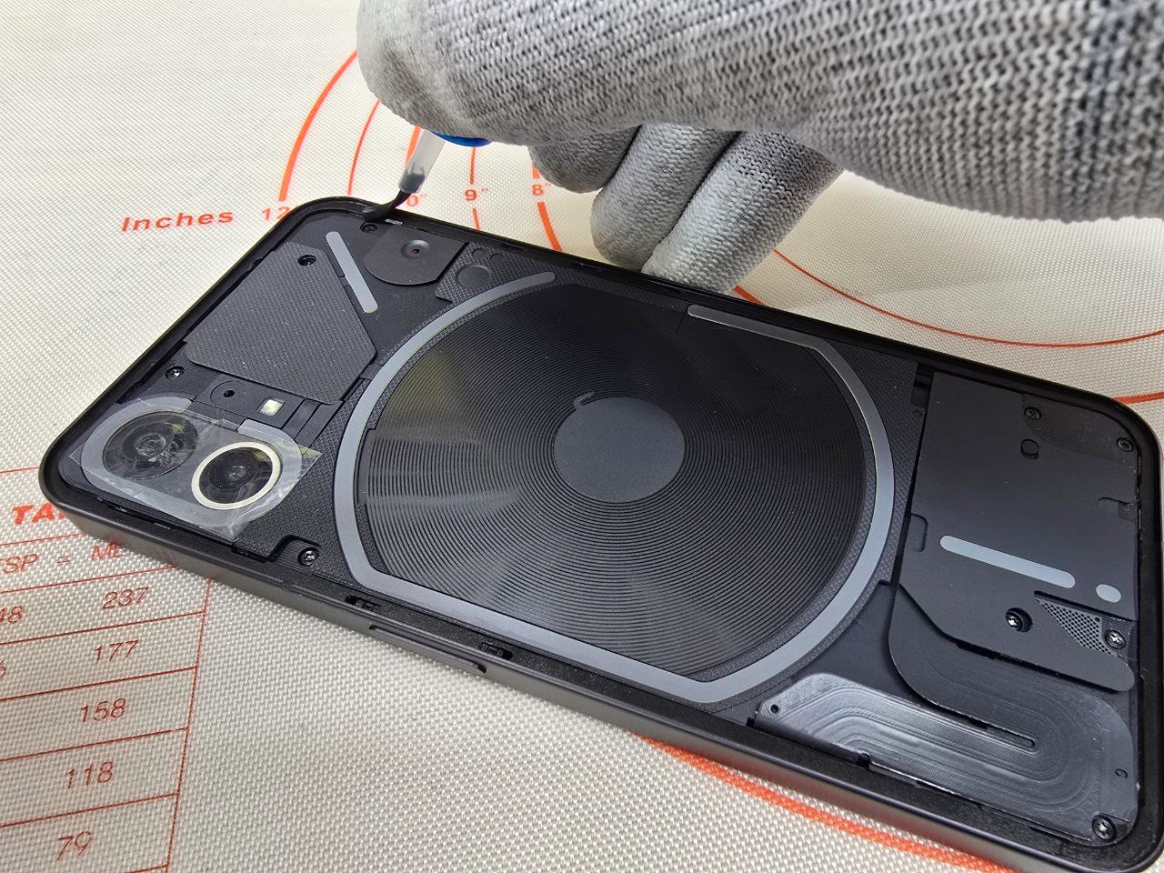 Нанесение праймера на заднюю крышку