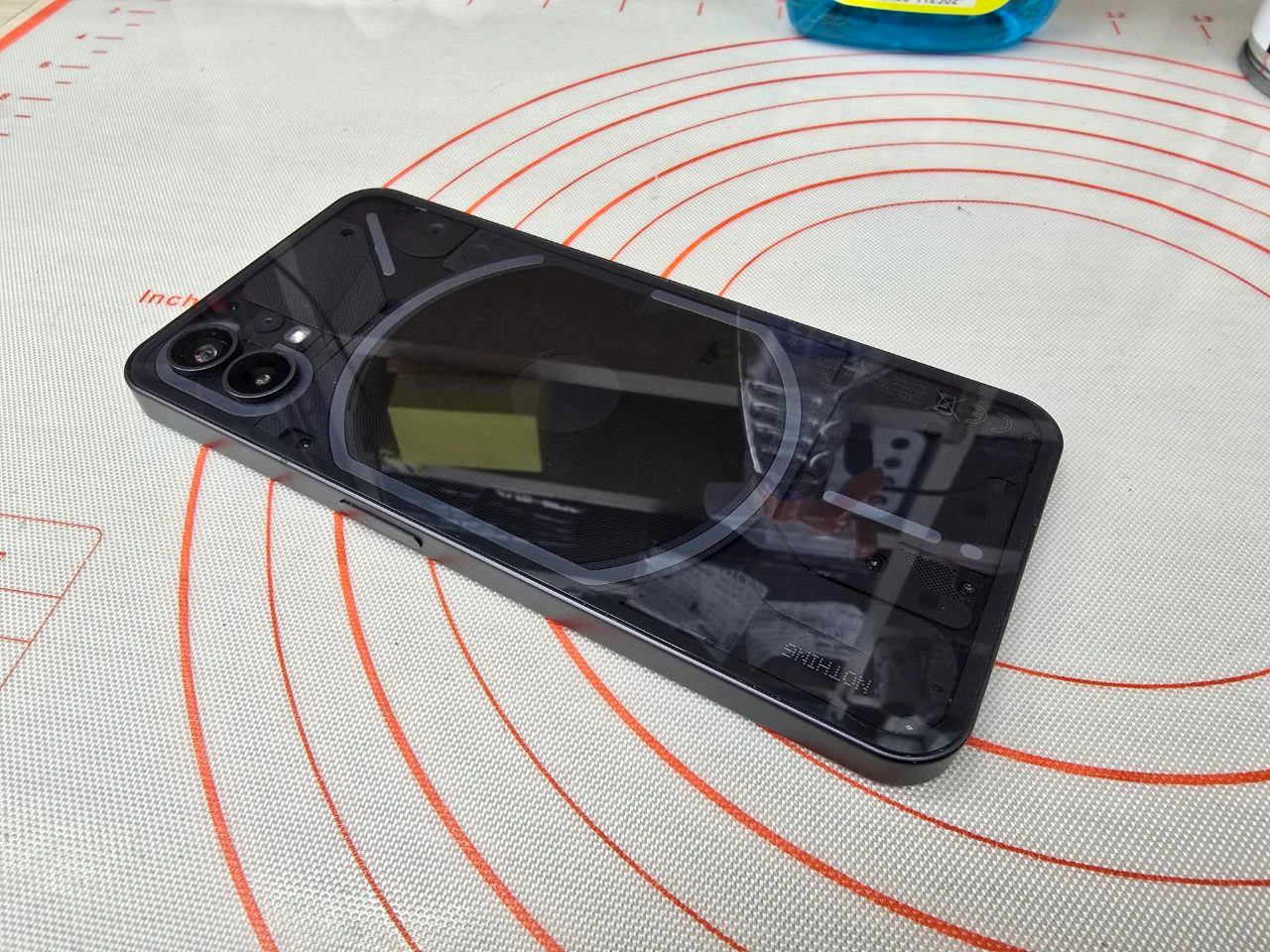 Nothing Phone 1 собран — задняя крышка приклеена