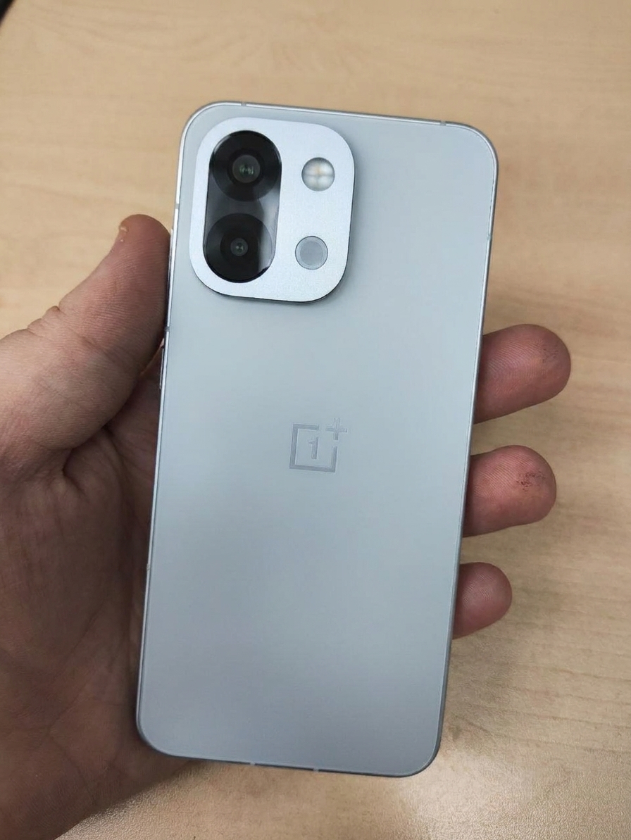 Внешний вид задней панели OnePlus 13T (PKX110)