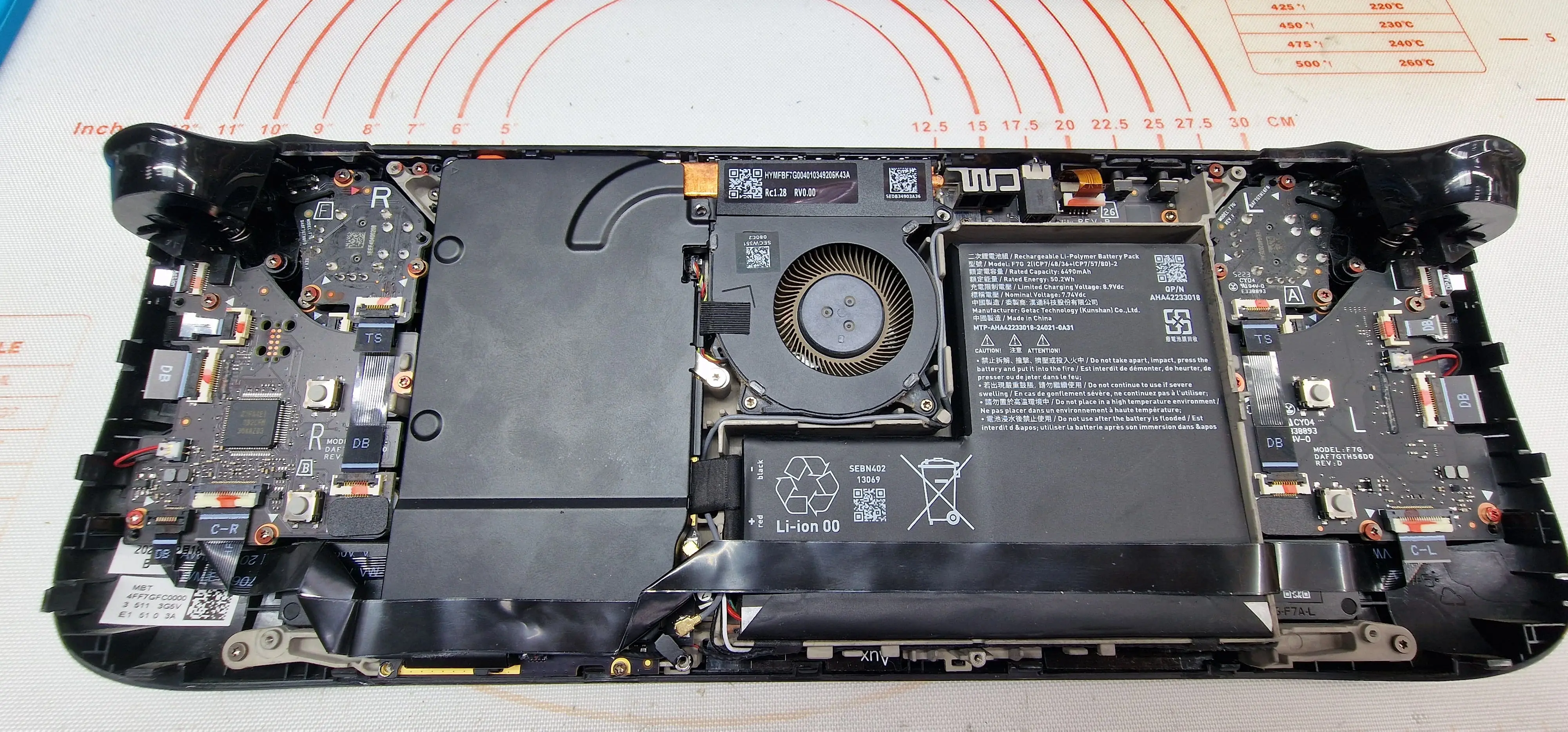 Разобранный Steam Deck OLED — вид на материнскую плату