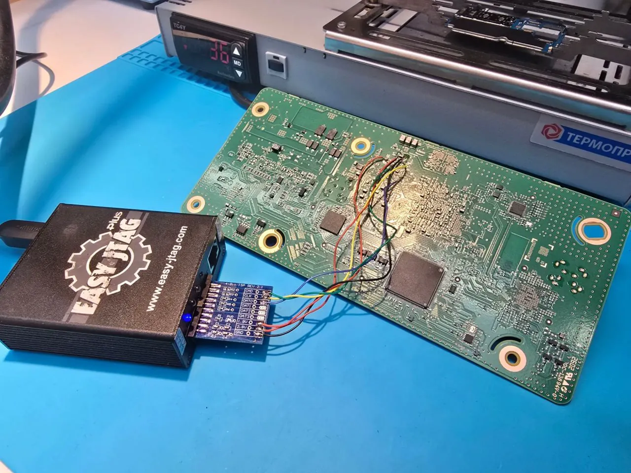 Плата Toyota подключена к программатору Easy JTAG