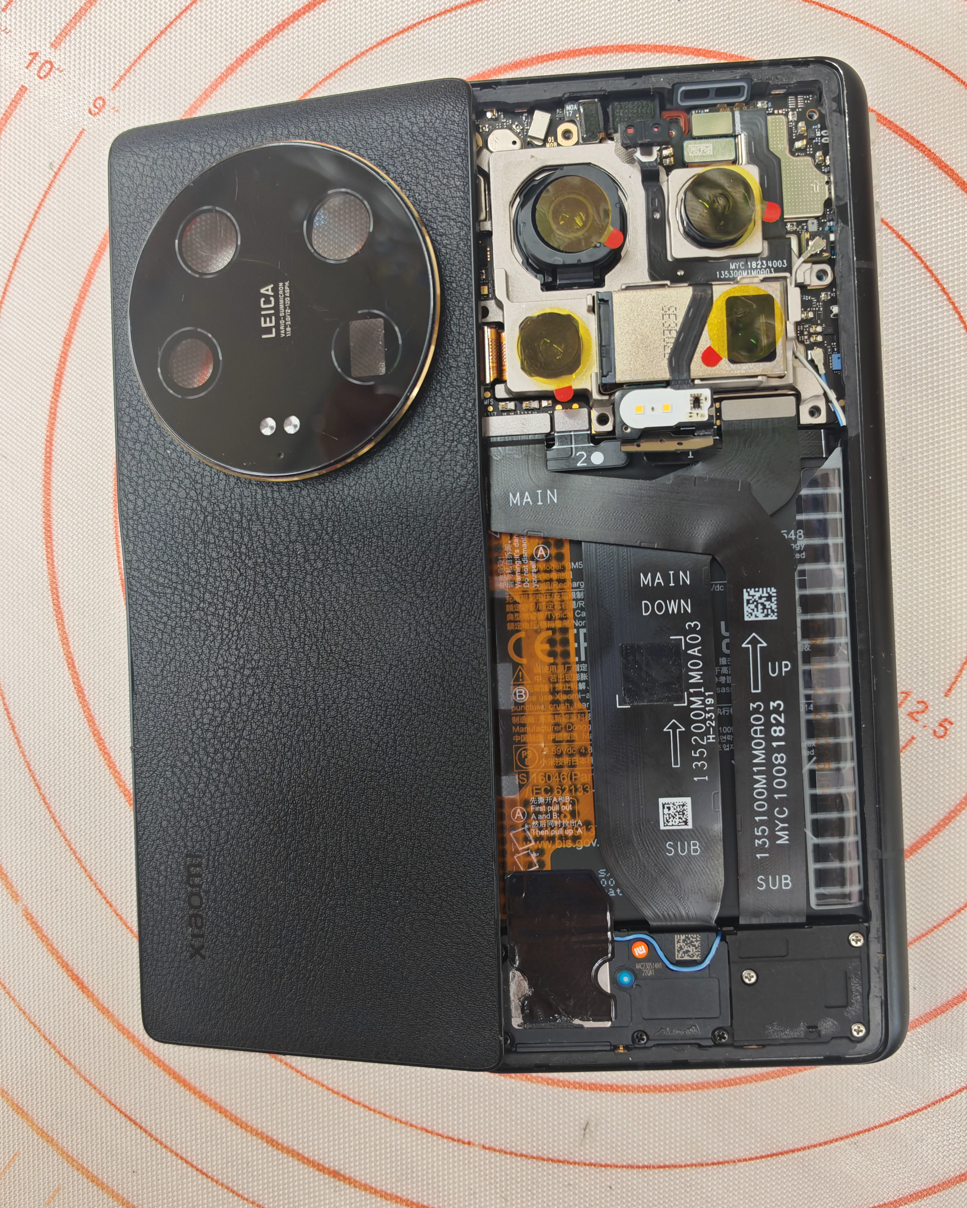 Разобранный Xiaomi 13 Ultra, снята задняя крышка для доступа к тест-поинтам